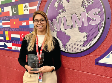 Rosa Arjona holding award